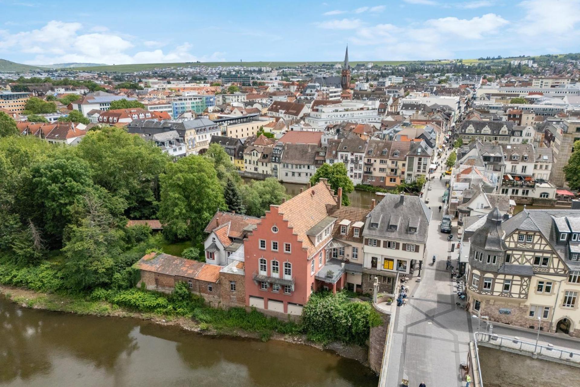 Altstadt Apartment Am Wasser Mit Parkplatz Und Riesigem Garten 바트크로이즈나흐 외부 사진