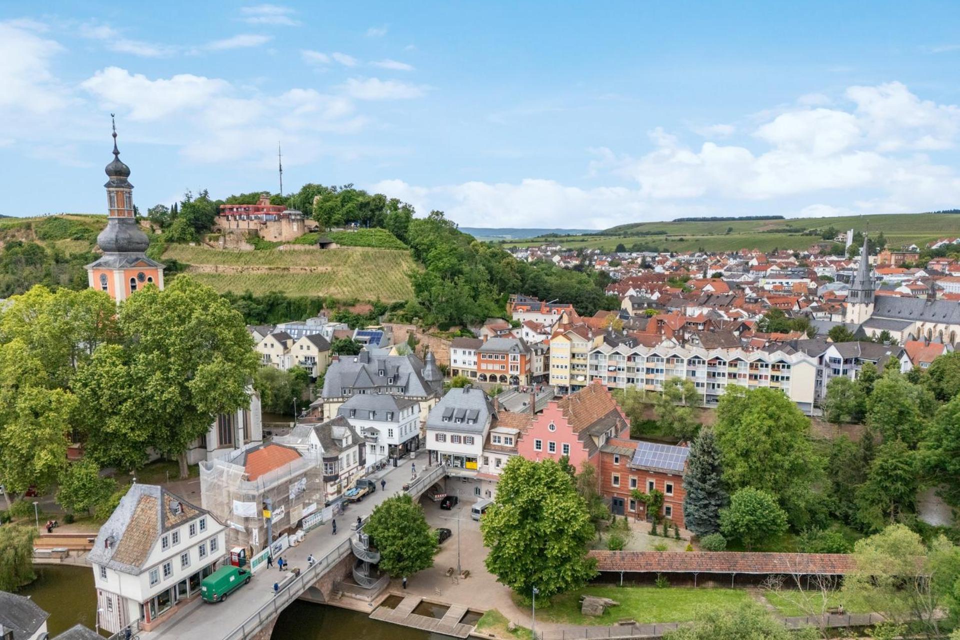 Altstadt Apartment Am Wasser Mit Parkplatz Und Riesigem Garten 바트크로이즈나흐 외부 사진